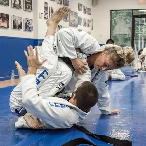 En man och en kvinna tränar brasiliansk jiu-jitsu