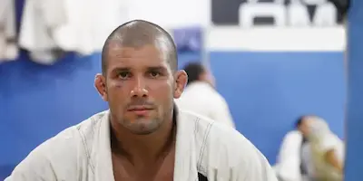 En man med rakat huvud som har på sig en vit bjj-gi