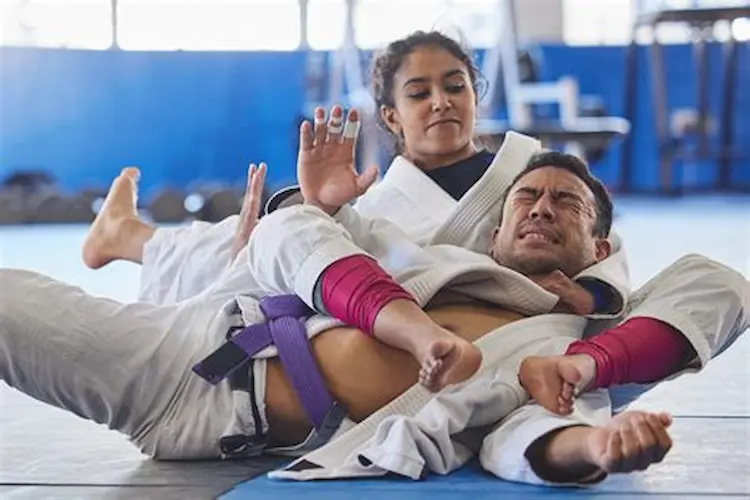 En kvinna stryper ut en man in brasiliansk jiu-jitsu